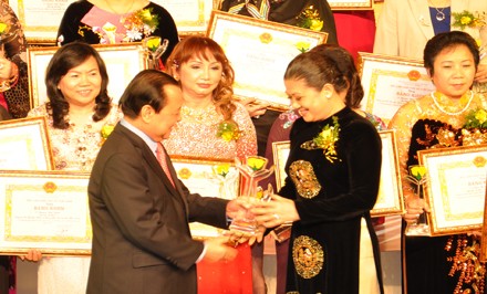 Doanh nhân Đỗ Thị Kim Liên được trao tặng cúp Bông hồng vàng 2010.